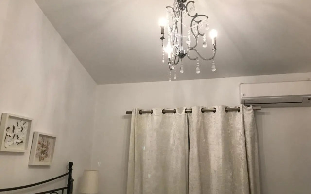 White & Grey House (39721/AL)