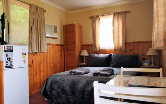 Twelve Apostles Motel & Country Retreat