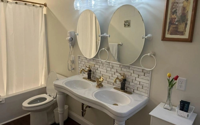 Holland Farmhouse Inn B & B