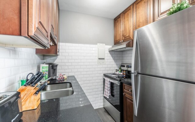 2BR Apartment w Netflix Near DT Hamilton