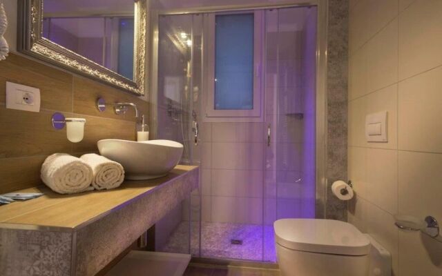 White Suite  Apartments