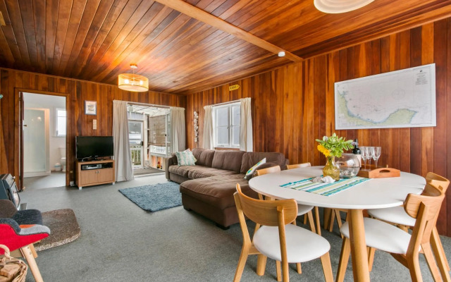 Waihi Charm - Waihi Beach Holiday Home