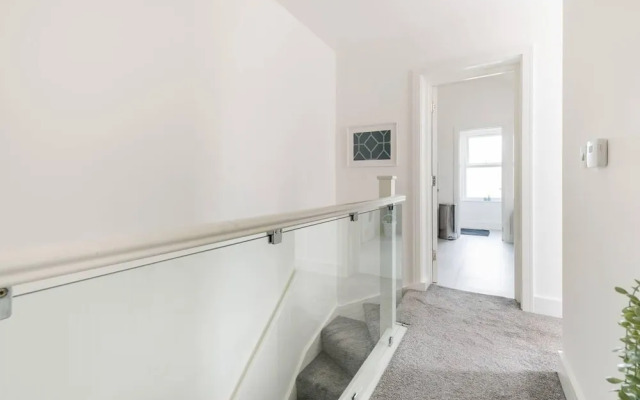 Modern Apartment, Castle View Rochester, England