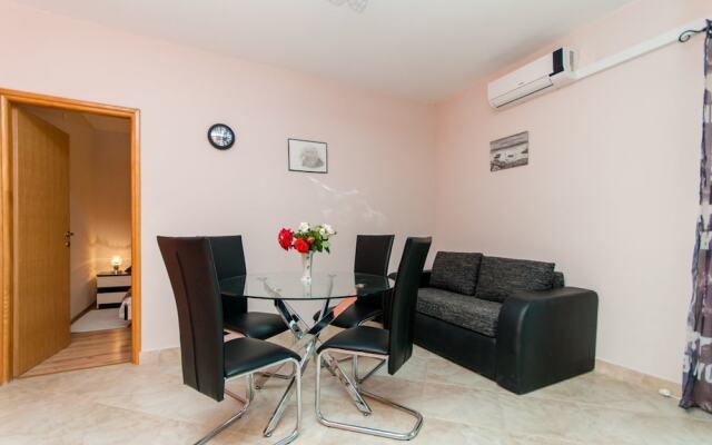 Apartments Mladen