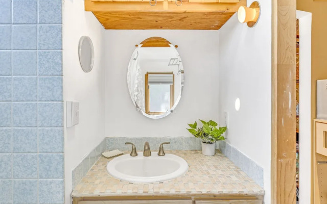 Quaint Carmel - Bungalow Close to Beach