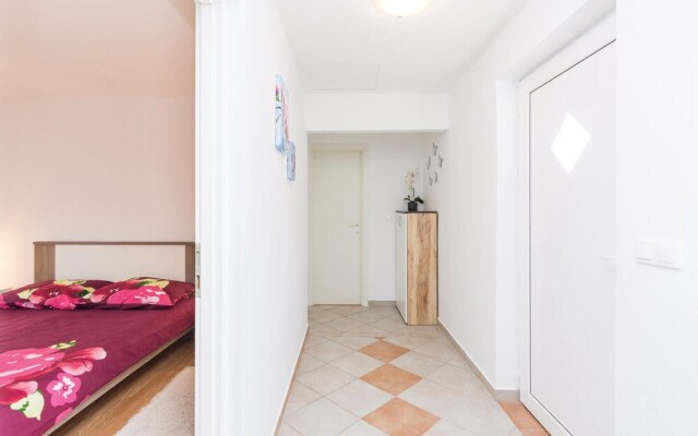 Amazing Home in Sukosan with Hot Tub, WiFi & 2 Bedrooms