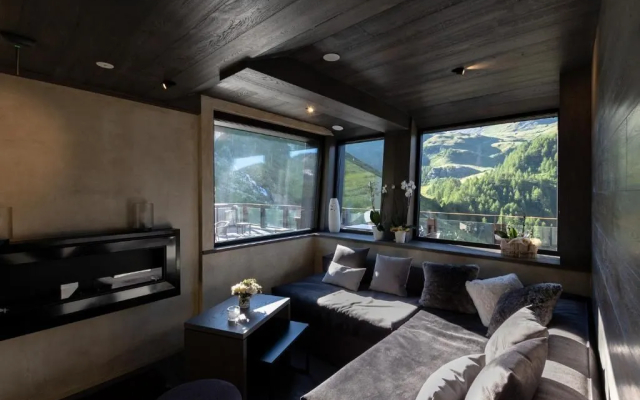 Bergman Mountain Hotel