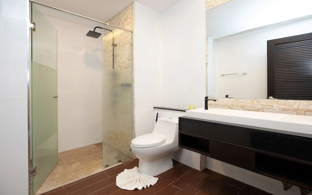 Elegant 2BR Apartment RGN B411 in Laguna