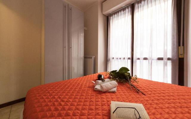 Modern Lakefront 2-Bedroom Apartment