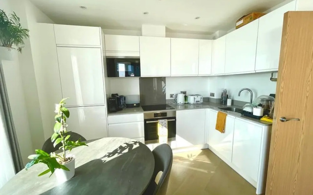 Stylish 1-Bedroom Apt with Stunning London Views