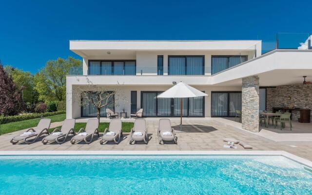 Modern holiday home in Novigrad with swimming pool