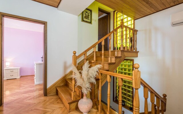 Stunning Home in Ika With 4 Bedrooms and Wifi