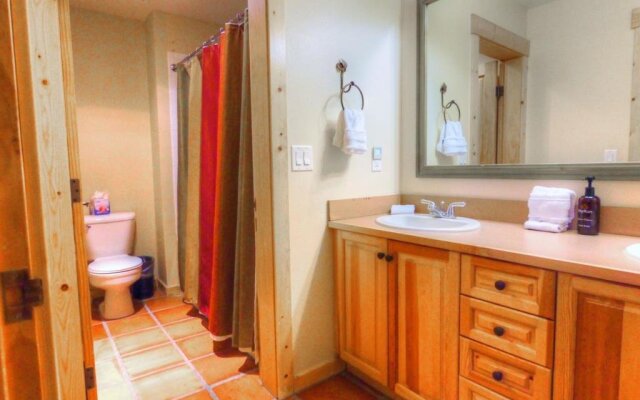 Comfortable Condo, Outstanding Location - TX414 by RedAwning