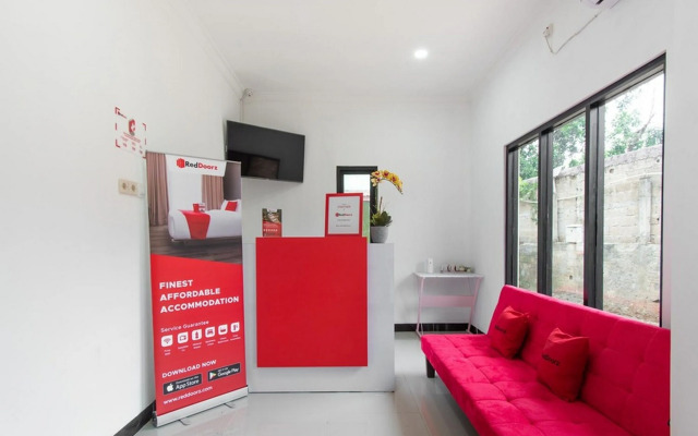 RedDoorz Plus near Trans Studio Cibubur 2