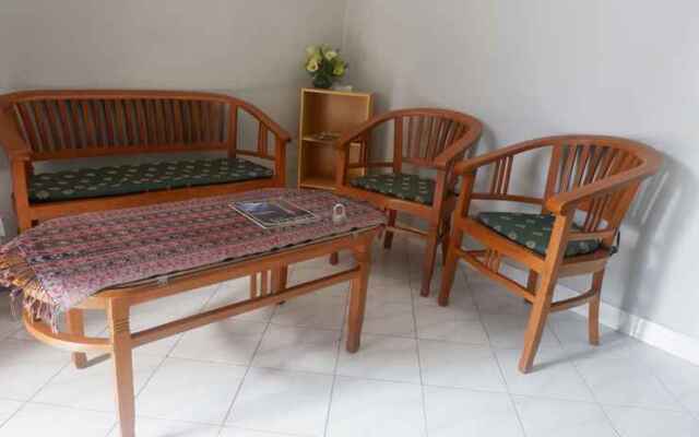 OYO Life 1950 Monginsidi Residence
