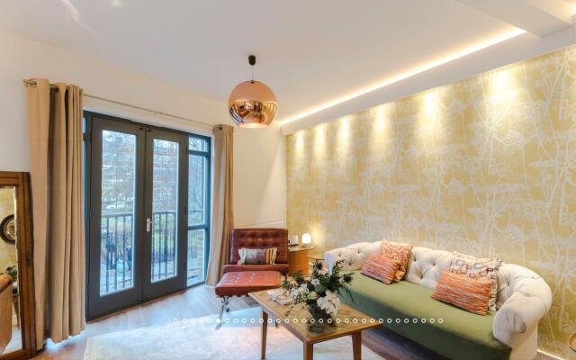 Neon Melody - Playful 2 bedroom by London Bridge