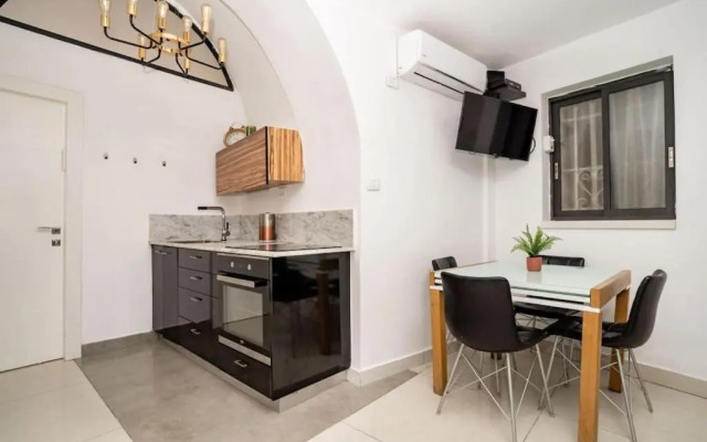 Lovely 2 bedroom unit Shivtey Israel Jerusalem