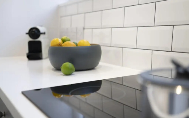 Storrs Hill Sanctuary - Spacious Studio - Stunning Lake Views