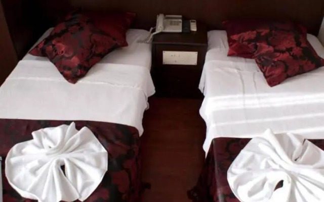 Queen RA Hotel