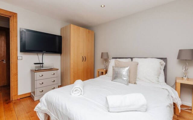 The Herringbone - 3 Bed With Parking Pet Friendly