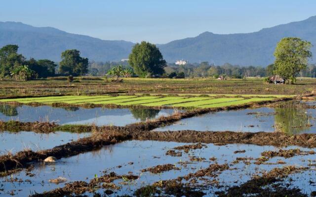 Baan Tung Boon Lom