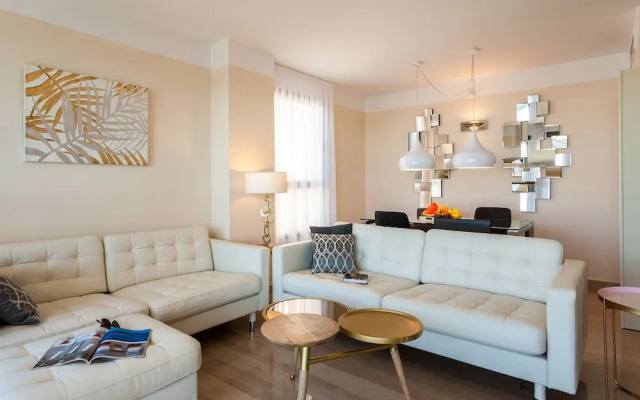 ApartUP Blue Opera View