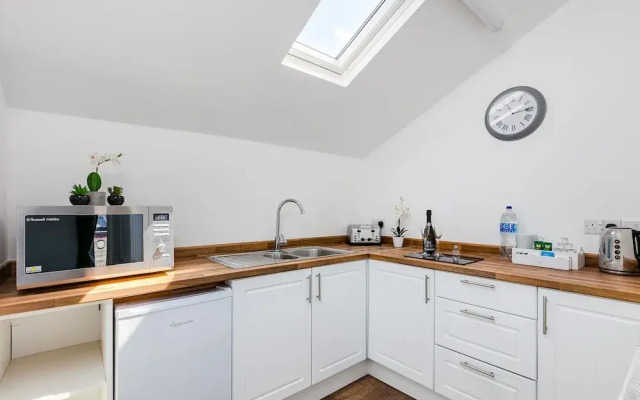 Superb Central First Floor Studio Apartment #8