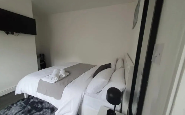 Private Room - Ensuite Bathroom - Free Parking