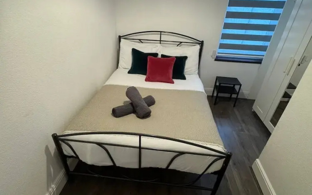 Sleek City Getaway - Walkable & Free Parking