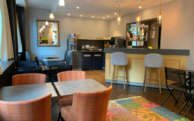 Hotel Sixteen Paris Montrouge