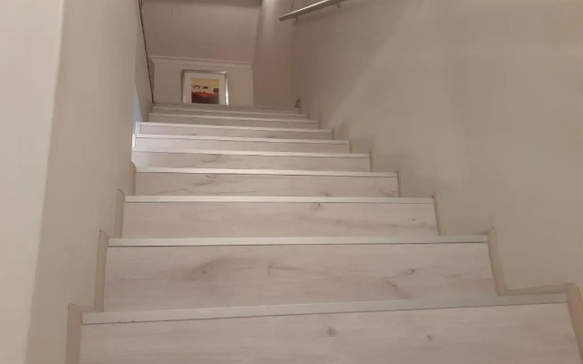 Mount Royal 09 - Large 1 bed with balcony