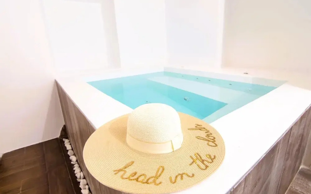 Santorini Luxury Suite w Rooftop Hottub Seaview