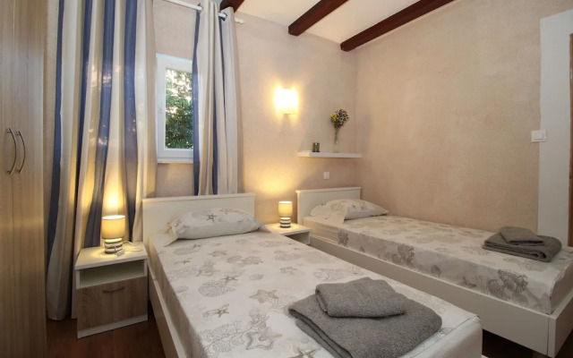 Apartments and rooms Eugenia
