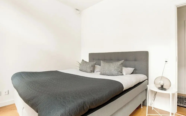Sanders Leaves - Pleasant 4-bdr Apt With City View