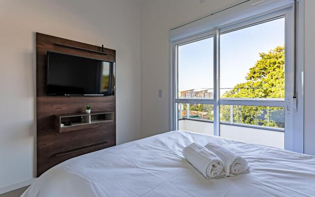 Apto amplo com suíte na praia do Santinho SBR304