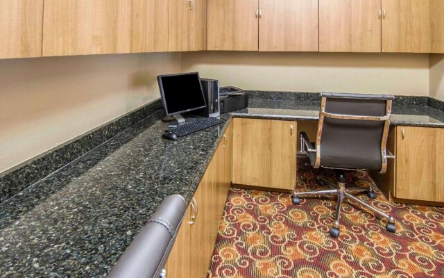 Quality Inn & Suites I-35 E / Walnut Hill