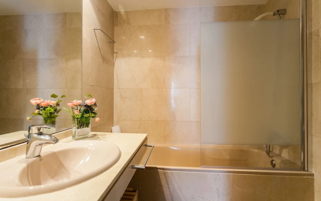 ApartUP Blue Opera View