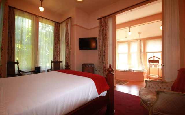 Spinnakers Brewpub & Guesthouses