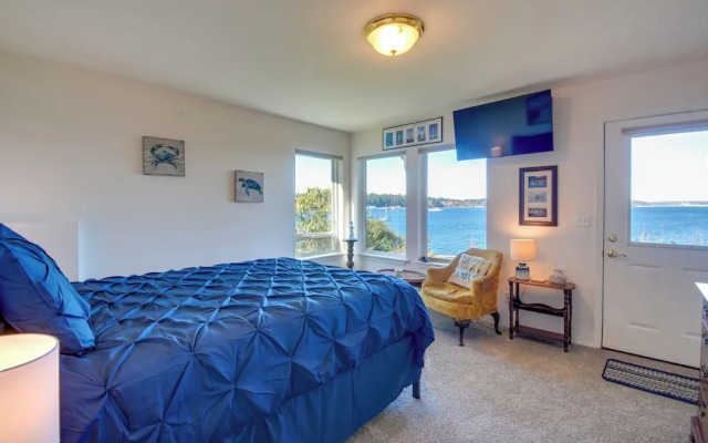 Waterfront PNW Escape w/ Deck & Beach Access!