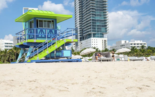 Greenview Hotel by Lowkl