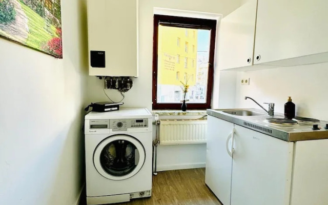 Affordable 4BR Apt Walk to FAC Platz