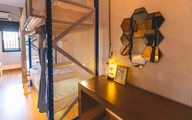 Post Factory Bed & Breakfast Sathorn Hostel - Adults Only