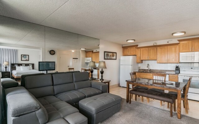 Excellent Diamond Head View Condo - Remodeled, Free Parking! by Koko Resort Vacation Rentals