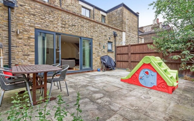 Stylish and Bright 3 Bedroom Duplex in North London