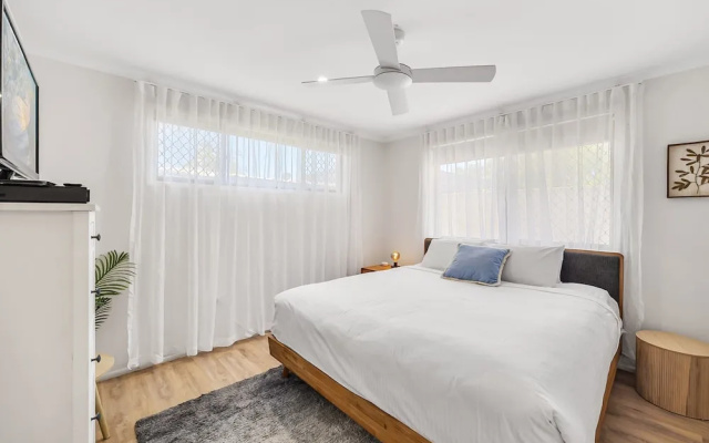 Family Home Near Cafes and Surf Beaches – Guest Rooms – Buddina
