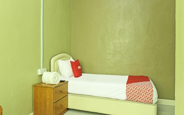 Oyo 90639 Hotel Azimah