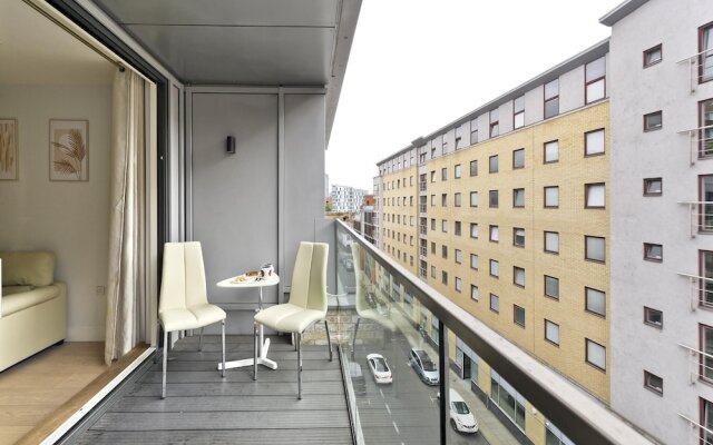 Large one Bedroom Flat With Balcony Near Waterloo by Underthedoormat