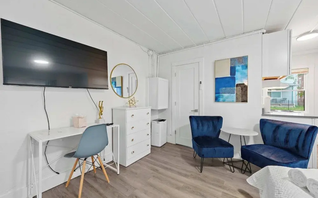 Chic City Retreat 93G