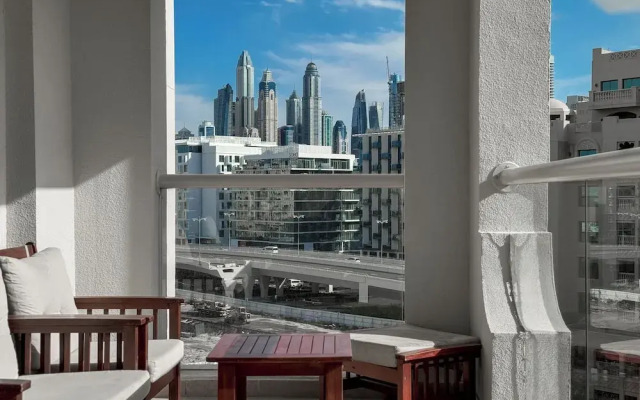 Bright 2BR Apartment with Garden View
