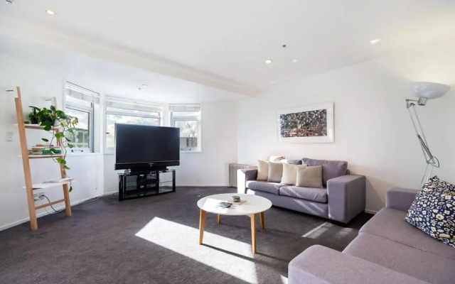 Stunning Three Bedroom Home Near Sky Tower